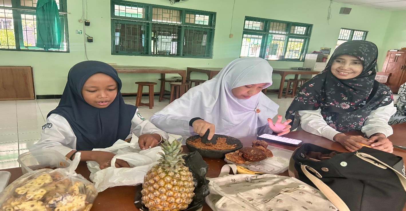Hebat! Siswi MTsN 9 Bantul Manfaatkan Kulit dan Buah Nanas untuk Eco Enzim di OPSI Nasional